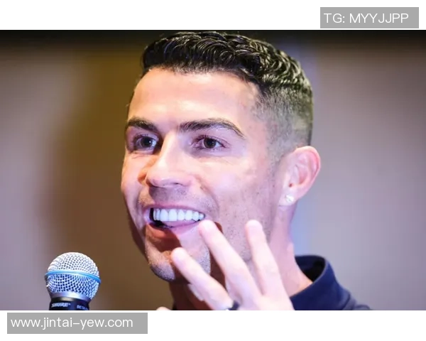 足球巨星赛前佩戴耳机展现时尚风格引发球迷热议