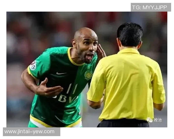 足球球星怒踢领队事件曝光 球场风波引发热议与讨论